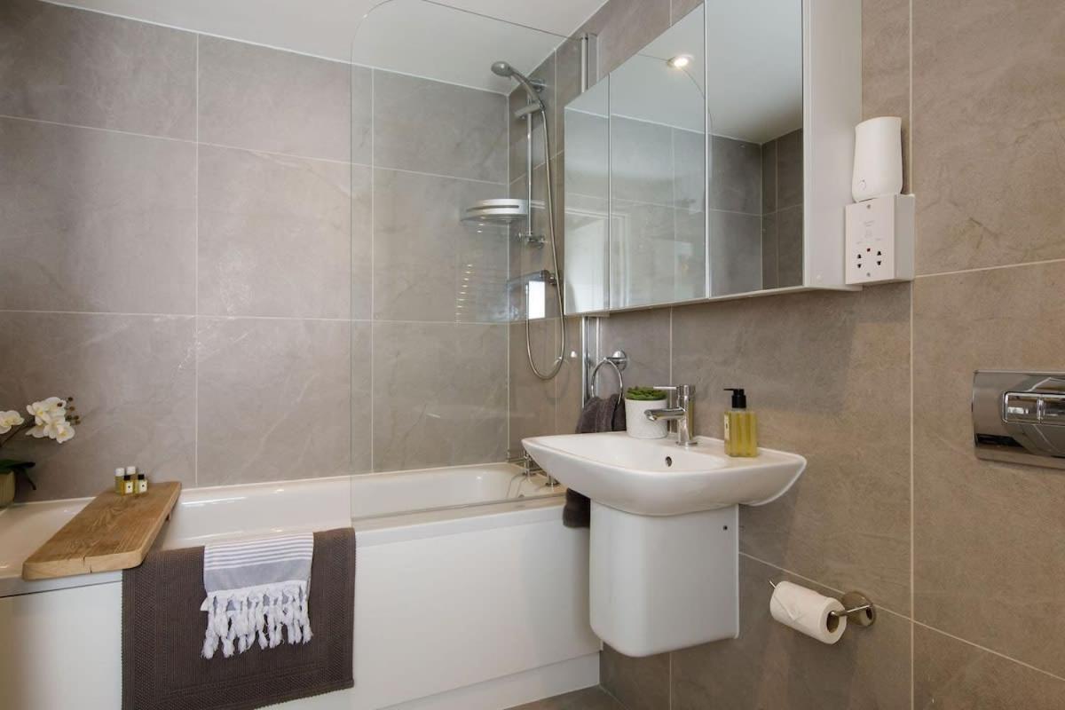 Stylish City Centre Apartment With Sauna Chichester Exterior foto