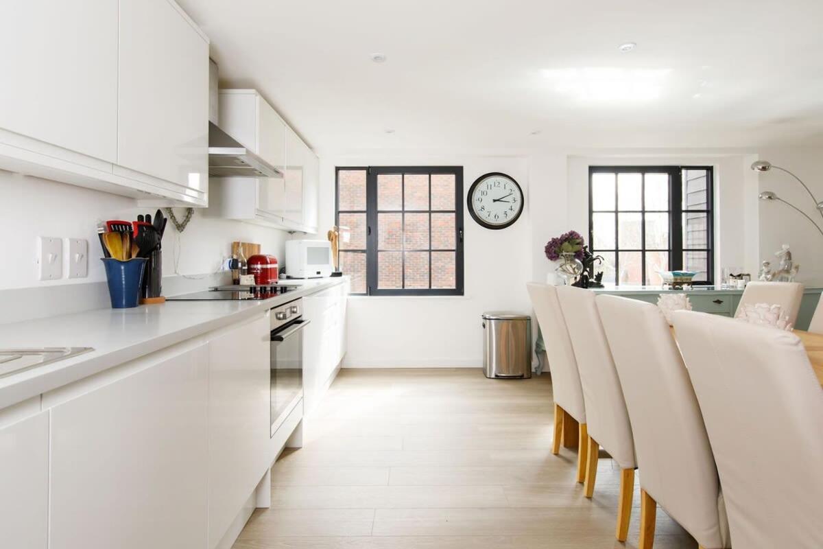 Stylish City Centre Apartment With Sauna Chichester Exterior foto