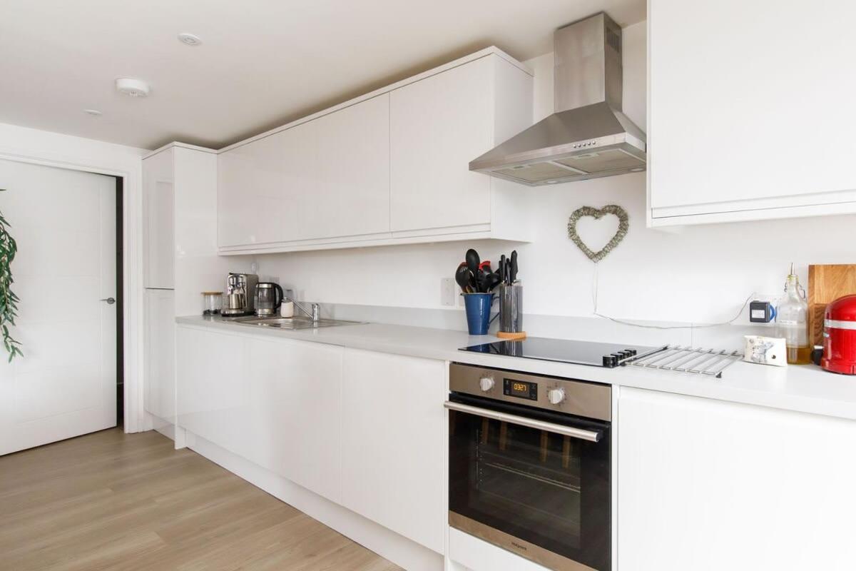 Stylish City Centre Apartment With Sauna Chichester Exterior foto