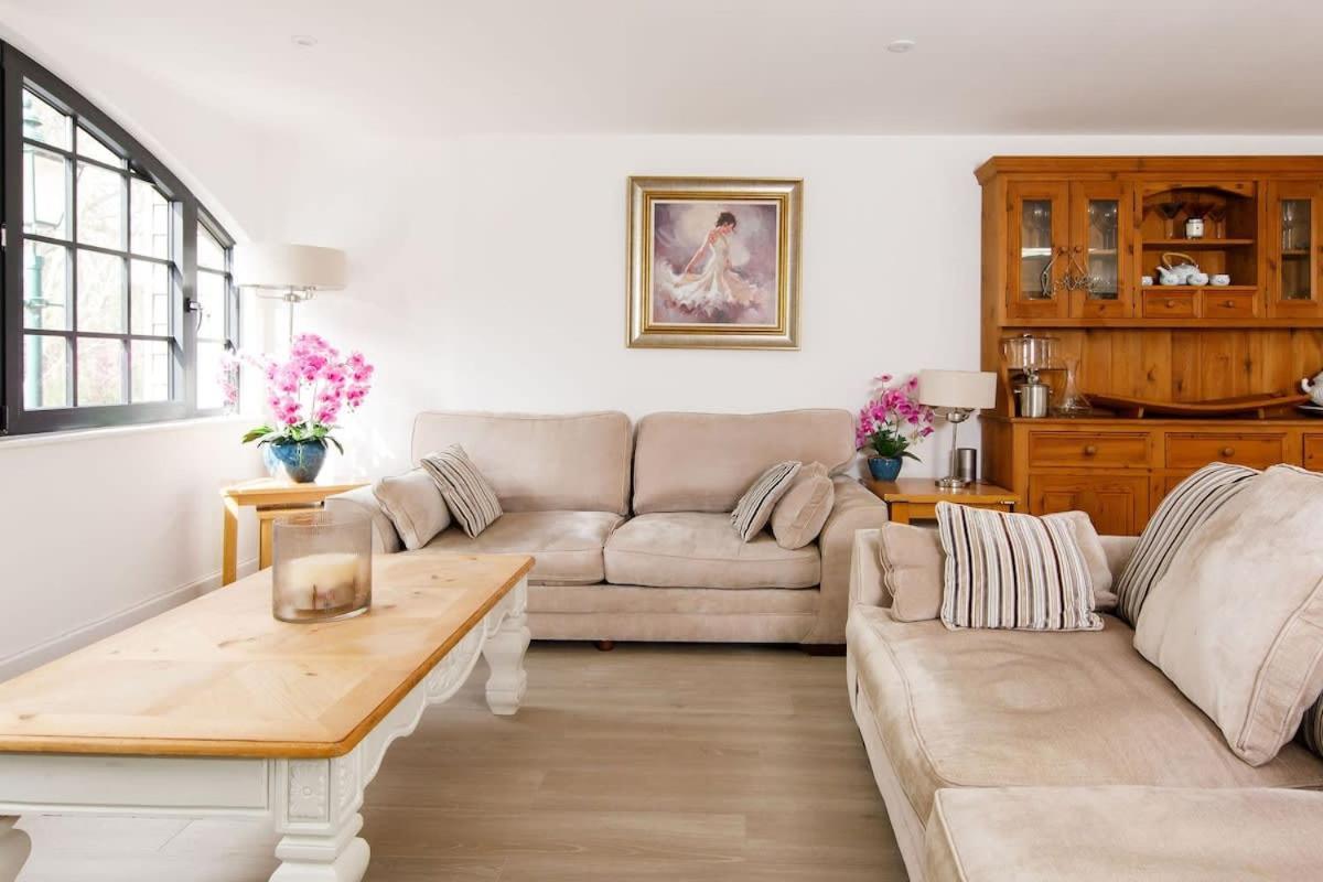 Stylish City Centre Apartment With Sauna Chichester Exterior foto